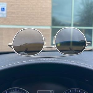 Great condition aviator style sunglasses